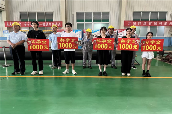 濟南天盟熱噴塗公司是一家關注員工和學生福利企業，不僅致力於技術的傳承，更關注著學生的成長和發展。在公司董事長的關懷下，不僅提供了1000元的企業學生援助，還為學生們提供了溫暖的幫助和支持。  濟南天盟董事長薛雲領上台致辭，考上大學是人生關鍵轉折點，也是一個新的起點。集團公司非常關心職工子弟的健康成長，多年來一直用愛心助學的方式，幫助集團內員工的子女順利完成學業，為社會培育人才，為職工解決後顧之憂。在公司董事長的致辭中，他強調了企業的社會責任和對員工和學生的關愛。他表示，企業不僅要在技術和產業上不斷創新，更要關注員工和學生的成長。因此，公司決定設立了1000元的企業學生援助，幫助學生順利完成學業。這一舉措得到了員工和學生的一致好評，也展現了濟南天盟熱噴塗公司作為一家關愛型企業的形象。   愛心企業助學-濟南天盟.jpg  同時一位優秀的學生代表分享了自己的成長故事。他表示，在濟南天盟熱噴塗公司的關懷下，他得到了不僅是物質上的幫助，更是精神上的支持。他感謝公司為他提供的學習機會和成長平台，讓他能夠更好地發展自己的技能和能力。表示自己將努力學習，將來也會回報社會，傳承企業的關愛精神。  愛心企業助學-濟南天盟..jpg  濟南天盟熱噴塗公司作為一家關愛學生的企業，不僅在技術和產業上有著卓越的表現，更在關愛員工和學生方麵樹立了良好的榜樣。他們的舉措不僅體現了企業的社會責任，更展現了企業的人文關懷。通過這樣的舉措，濟南天盟熱噴塗公司為更多的企業樹立了良好的榜樣，也為學生提供了更多的成長機會。  在未來，希望更多的企業能夠關注員工和學生的成長，傳承企業的關愛精神，為社會的發展貢獻自己的力量。讓草莓视频APP入口共同努力，讓關愛之心在企業和社會中傳遞，讓更多的學生能夠得到幫助和支持，共同創造美好的未來。   愛心企業助學-濟南天盟.jpg.jpg